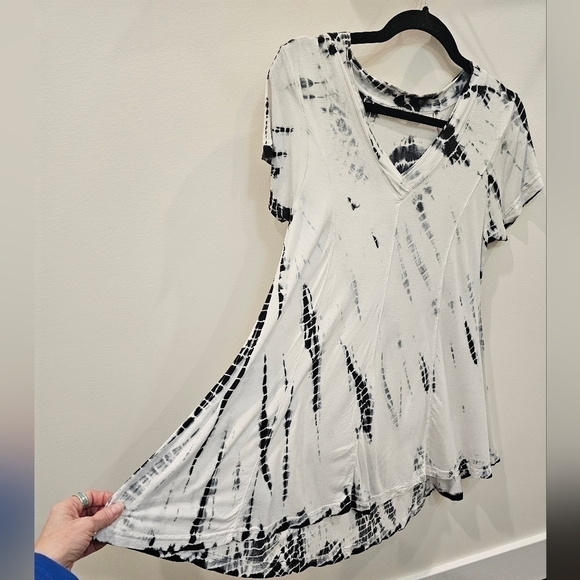 Raya Sun Black and White Tie Dye V Neck Coverup Mini Dress Size Medium - Picture 7 of 7